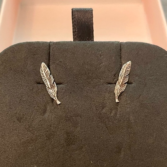 𝅺sterling silver feather post stud earrings - Picture 1 of 5